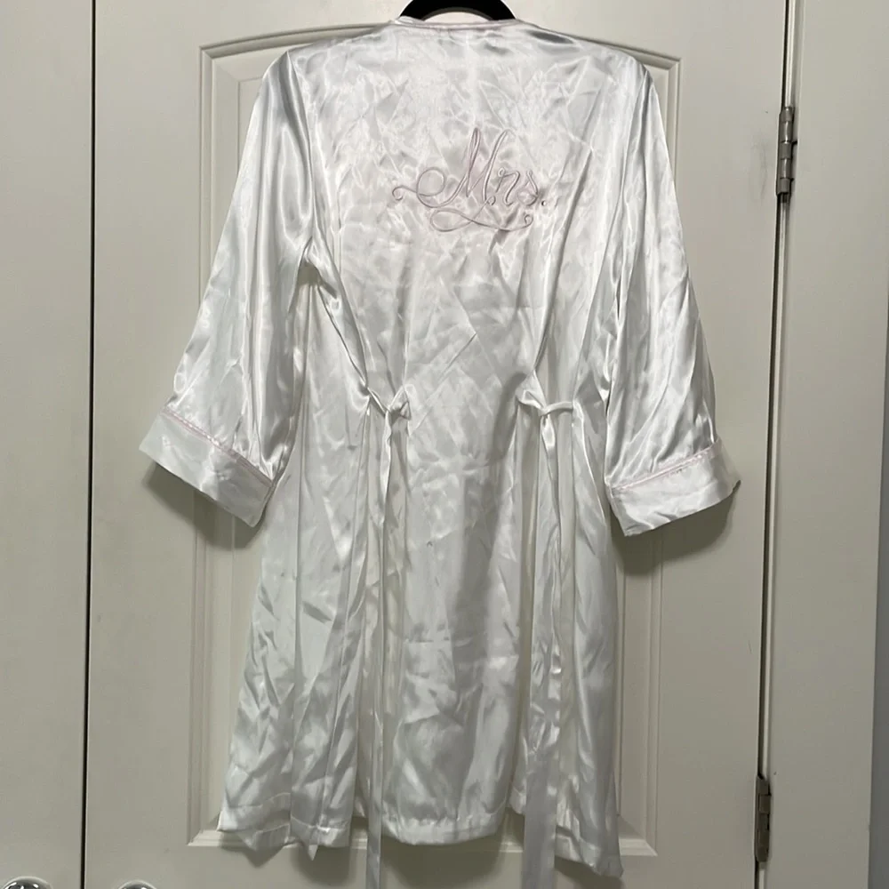 NWOT Linea Donatella Mrs. Embroidered Wrap Robe and Chemise Nightgown Set